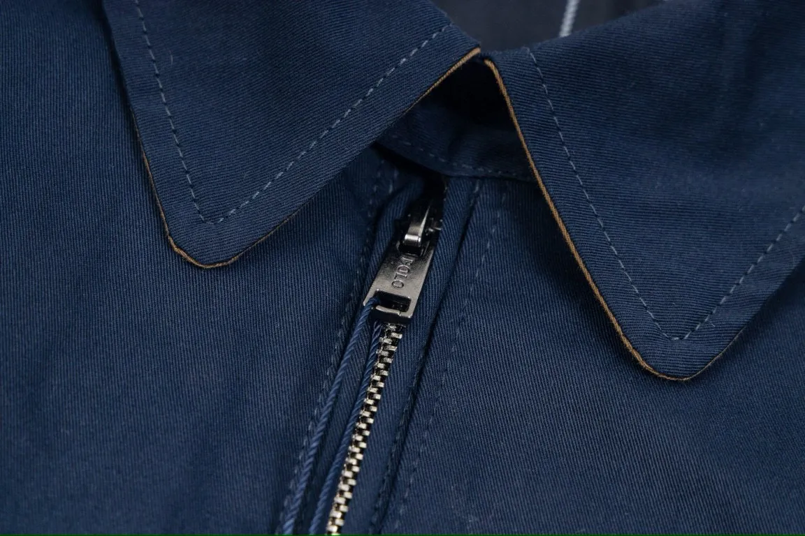 P300 model number: G317 Ralph Lauren's new 24ss classic embroidered logo lapel executive zipper jacket for both men and women. 1️⃣Selected from high-quality original developed pure cotton fabric, with customized plaid lining inside, the overall wear effect is very soft and comfortable. 2️⃣The workmanship details are perfectly controlled, with exquisite small logo embroidery on the chest, and the unique design style of splicing technology is used on the dropped shoulders to highlight your personality! The version is simple but not simple! 3️⃣ Complete with tag accessories, unisex design, and a very versatile jacket for men and women!  Color: black, navy blue, khaki Size: S, M, L, XL